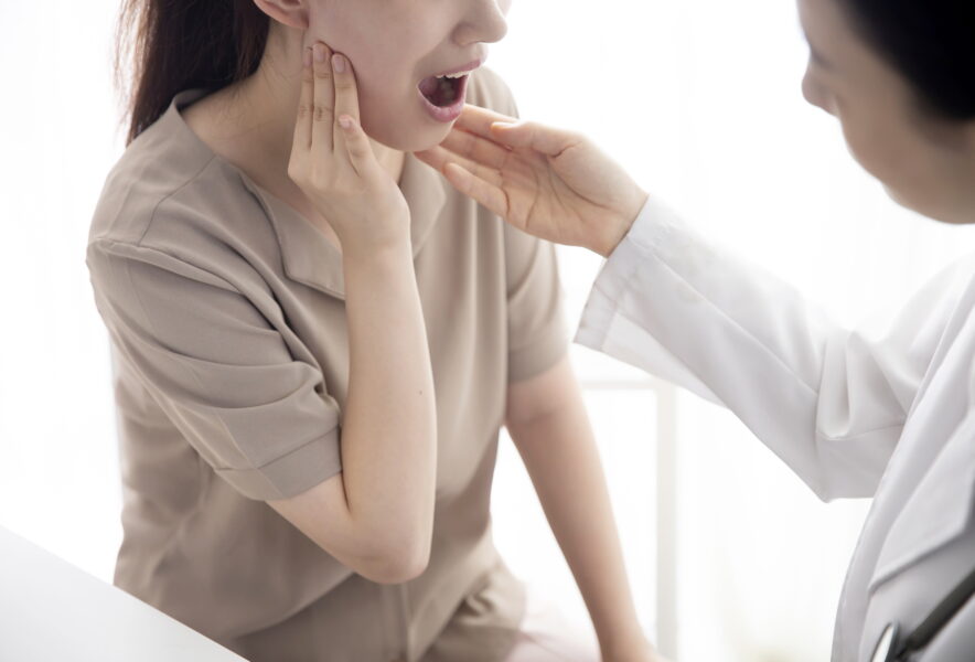 顎関節症の手術が必要なケースは？顎関節症の原因や症状、手術方法を解説