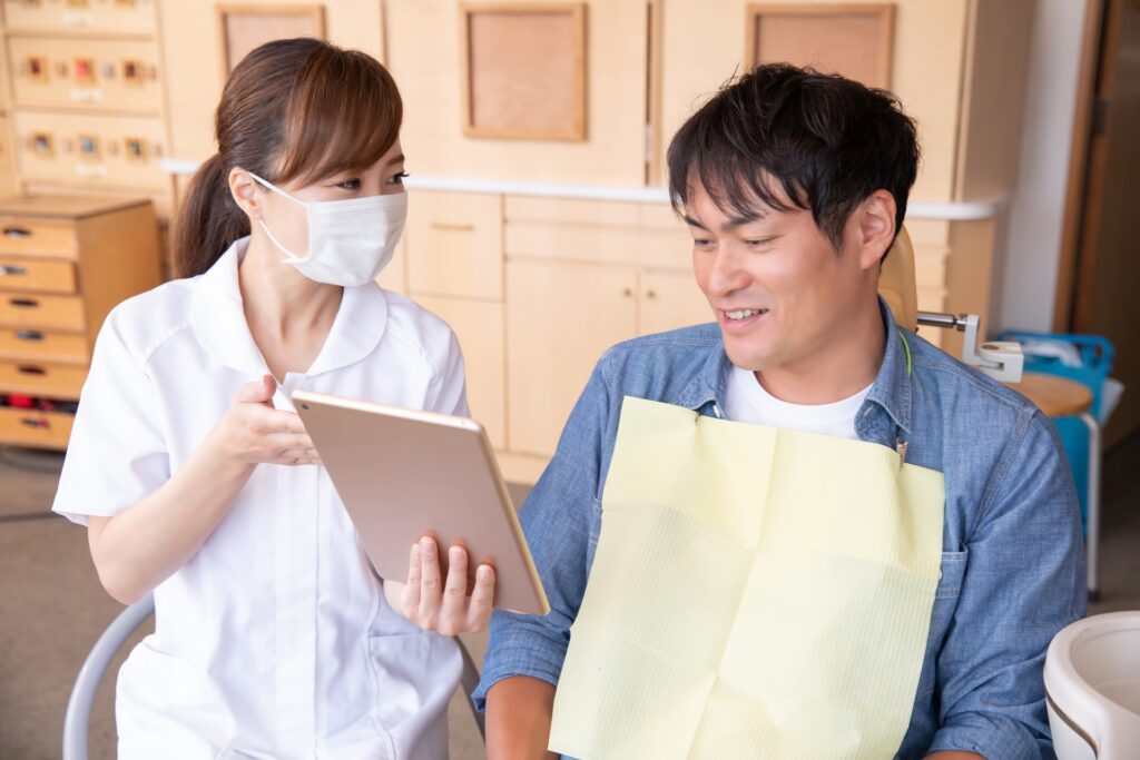 歯科衛生士と男性患者