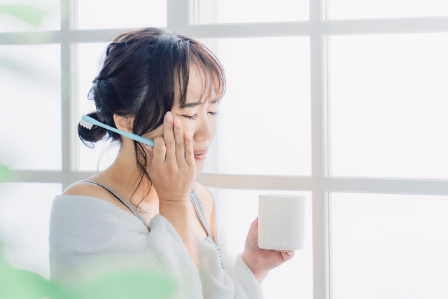 親知らずで耳が痛い！原因と自宅でできる対処法、歯科医院での治療法を解説