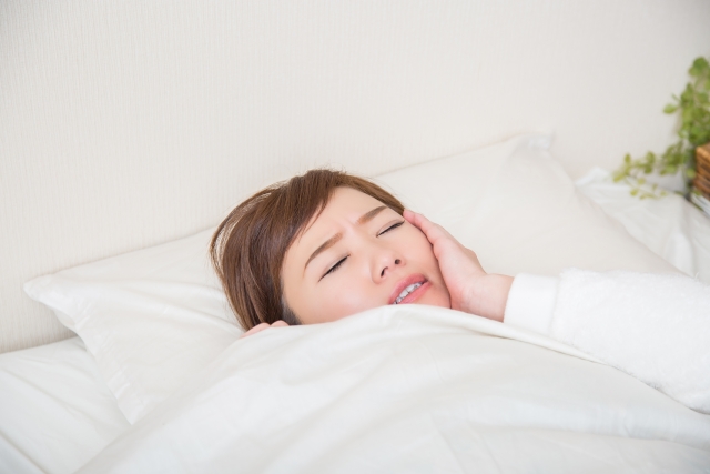 親知らず抜歯後の痛みはいつまで続く？痛みの和らげ方や再受診の目安を解説