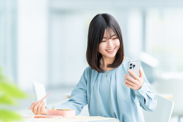 顔の歪みに悩む人が増えている背景