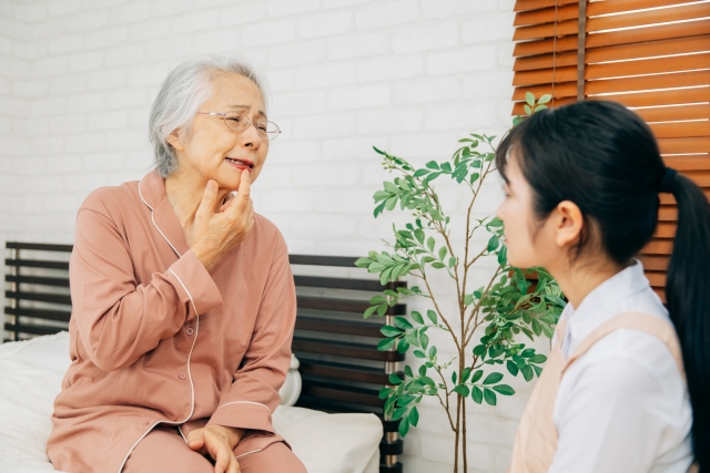 口唇ヘルペスと口内炎の違いで迷ったときの対処法