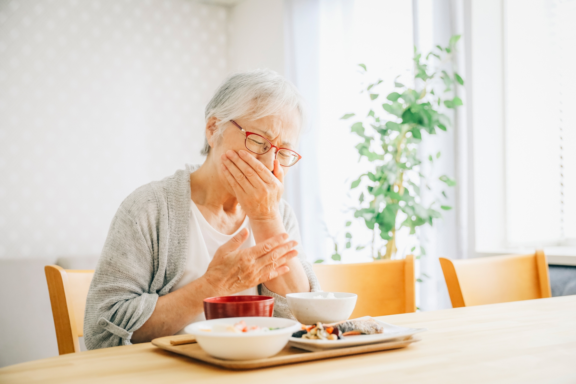 食事をする高齢者女性（嚥下・誤嚥）
