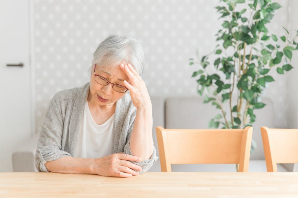 憂鬱な表情の高齢者女性