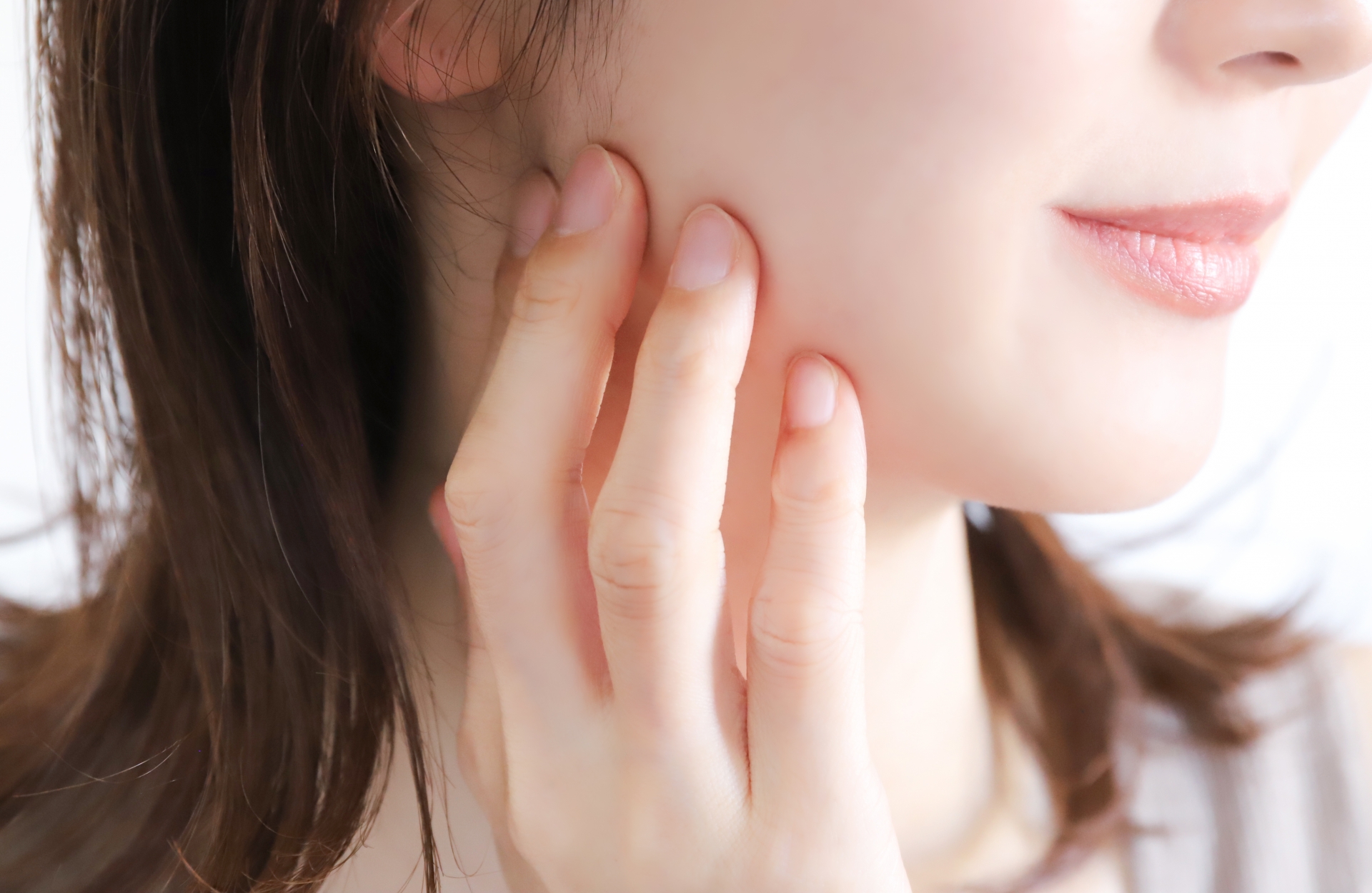 顎のラインを気にする女性